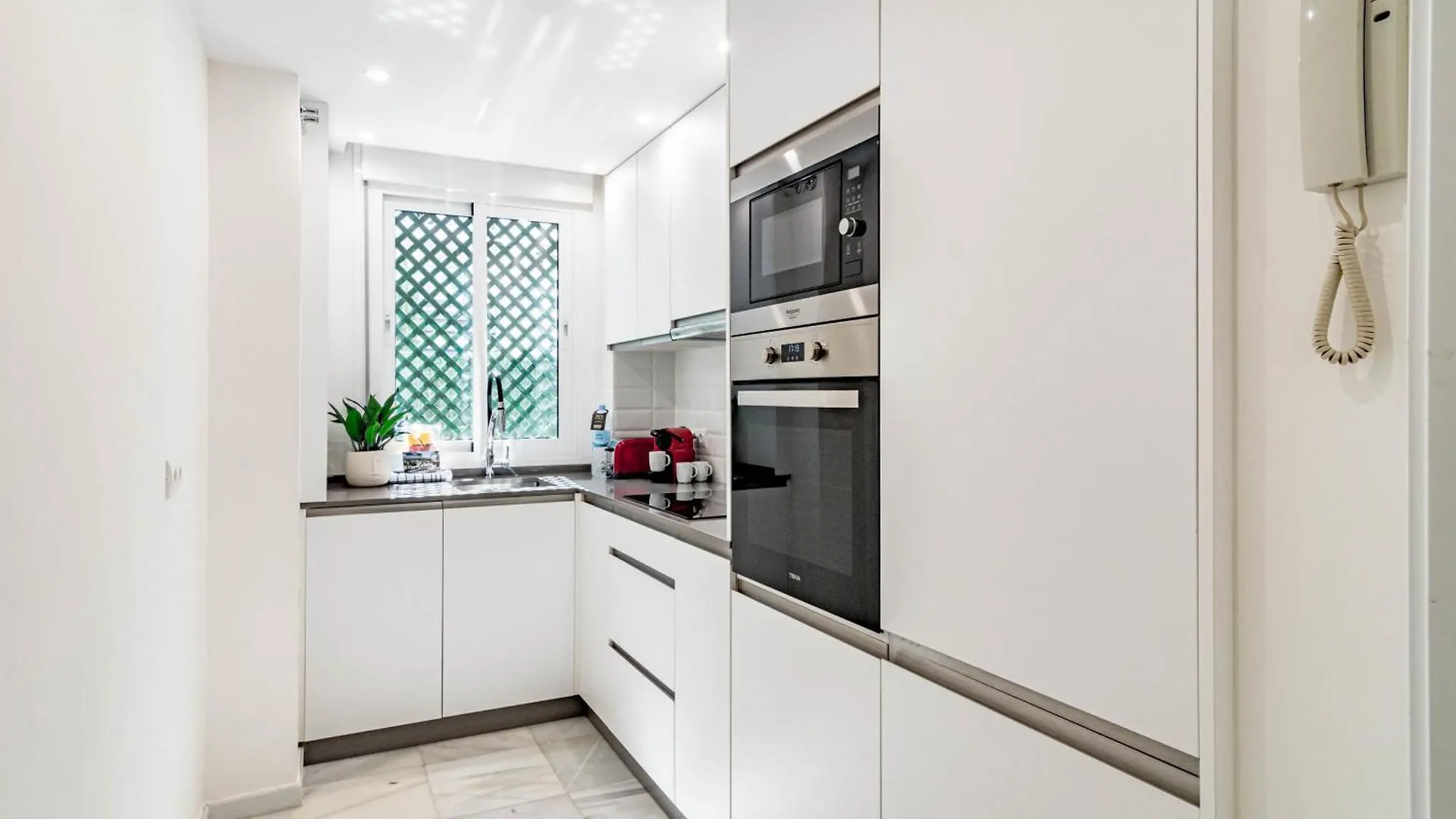 Lcr1- Lovely Ground Floor Apartment, Puerto Banus Marbella